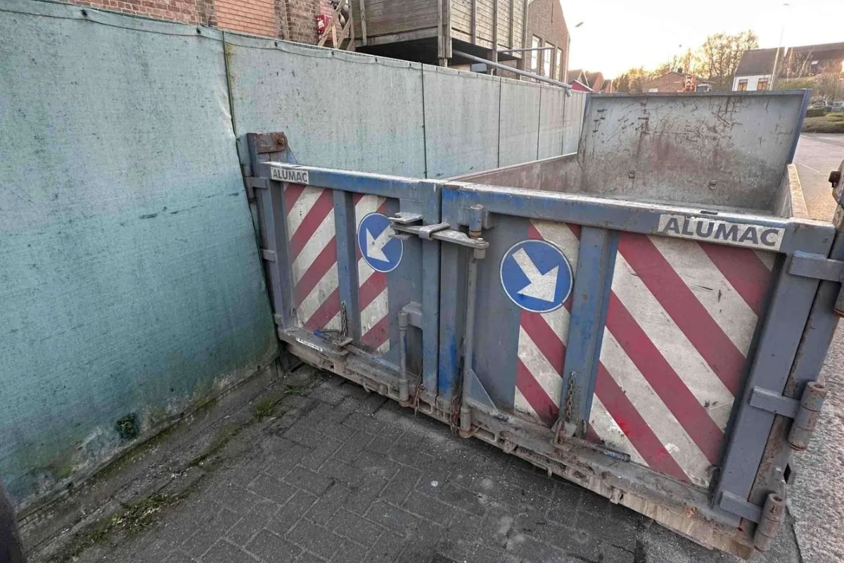 Container beschadigt de afsluiting van de buren tijdens het optrekken
