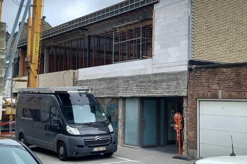 Aanrijding bedrijfsvoertuig €13.750: aanslepende herstelling alsnog vlot afgerond