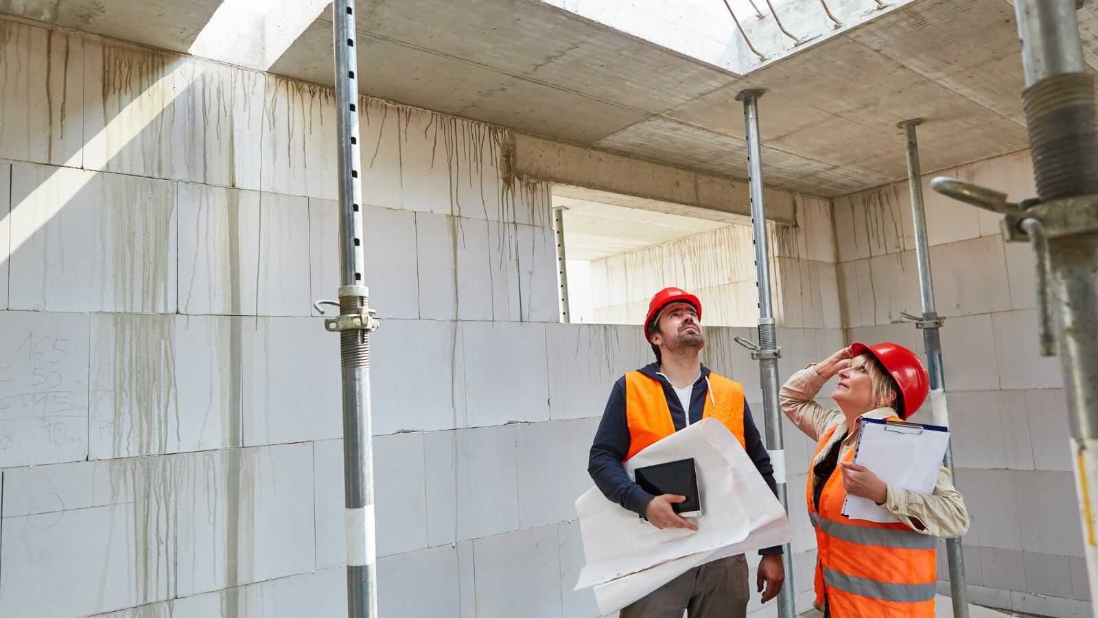 Kleine aannemer met team van vijf werknemers op werf