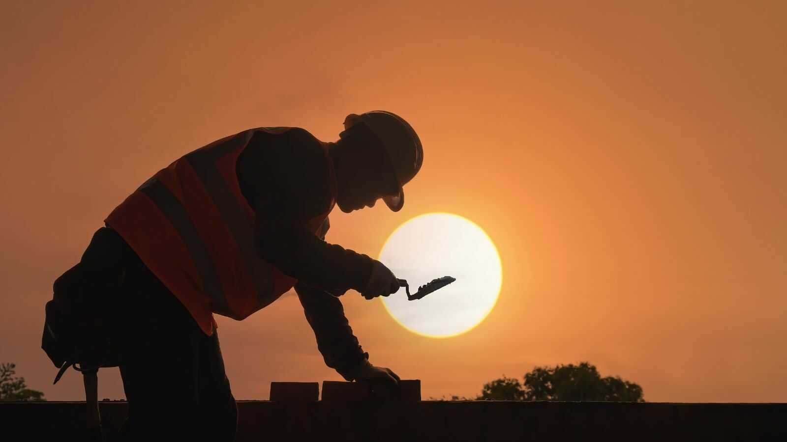 Zelfstandige loodgieter zonder personeel aan het werk in een woning