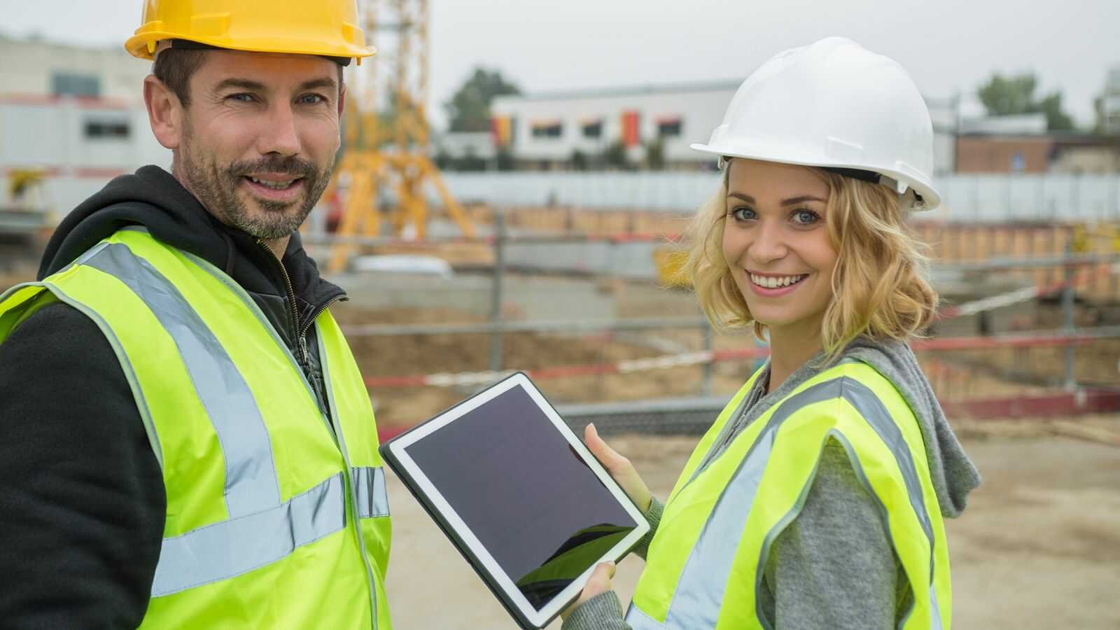 Aannemer schudt hand van eerste werknemer op werf, eerste werkdag