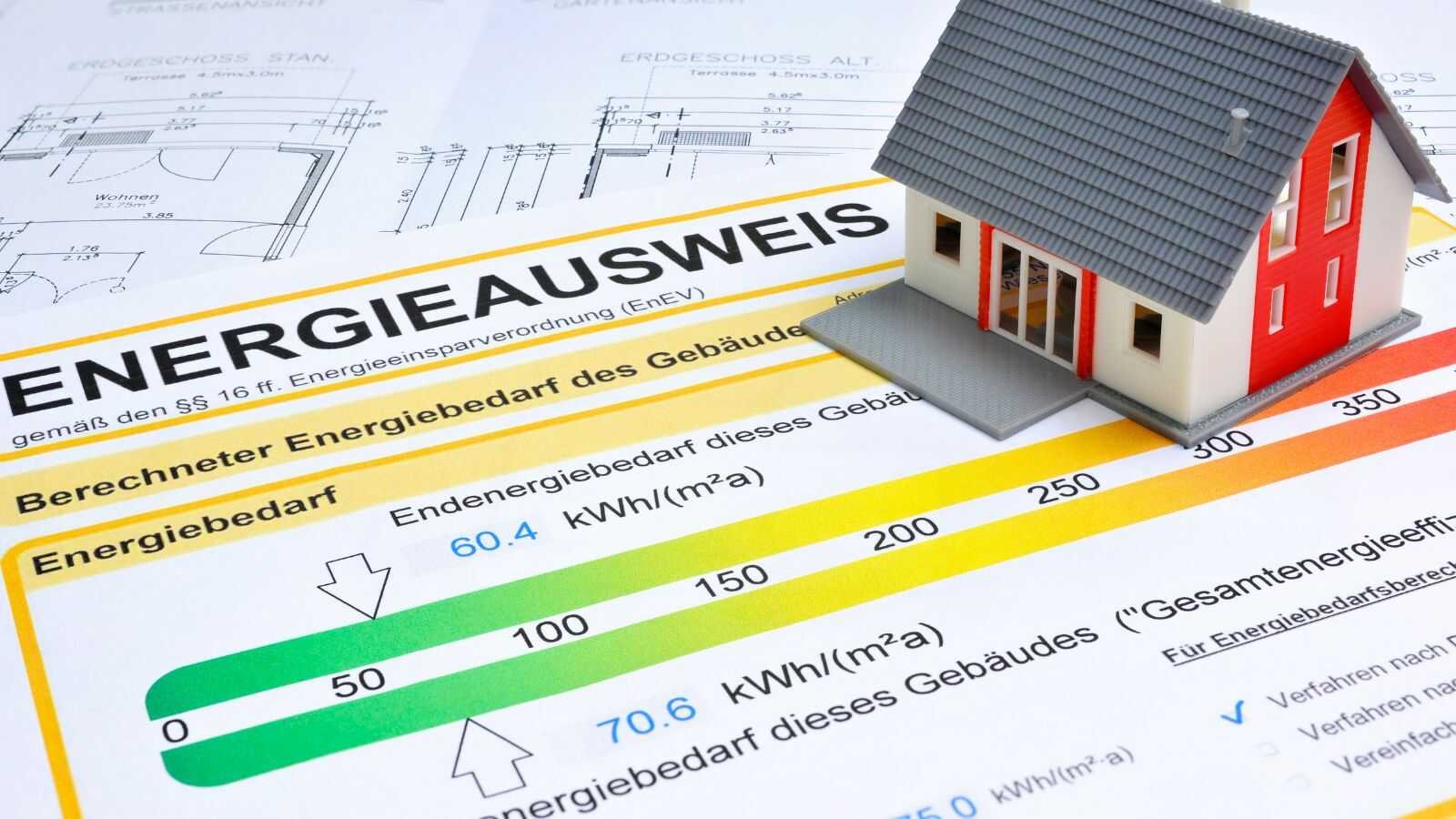 Bouwheer en aannemer ondertekenen documenten op werf, verzekeringsattest BA-10 controle