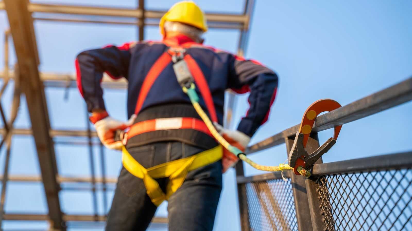 Werfploeg verleent eerste hulp aan gevallen werknemer, ambulance op komst