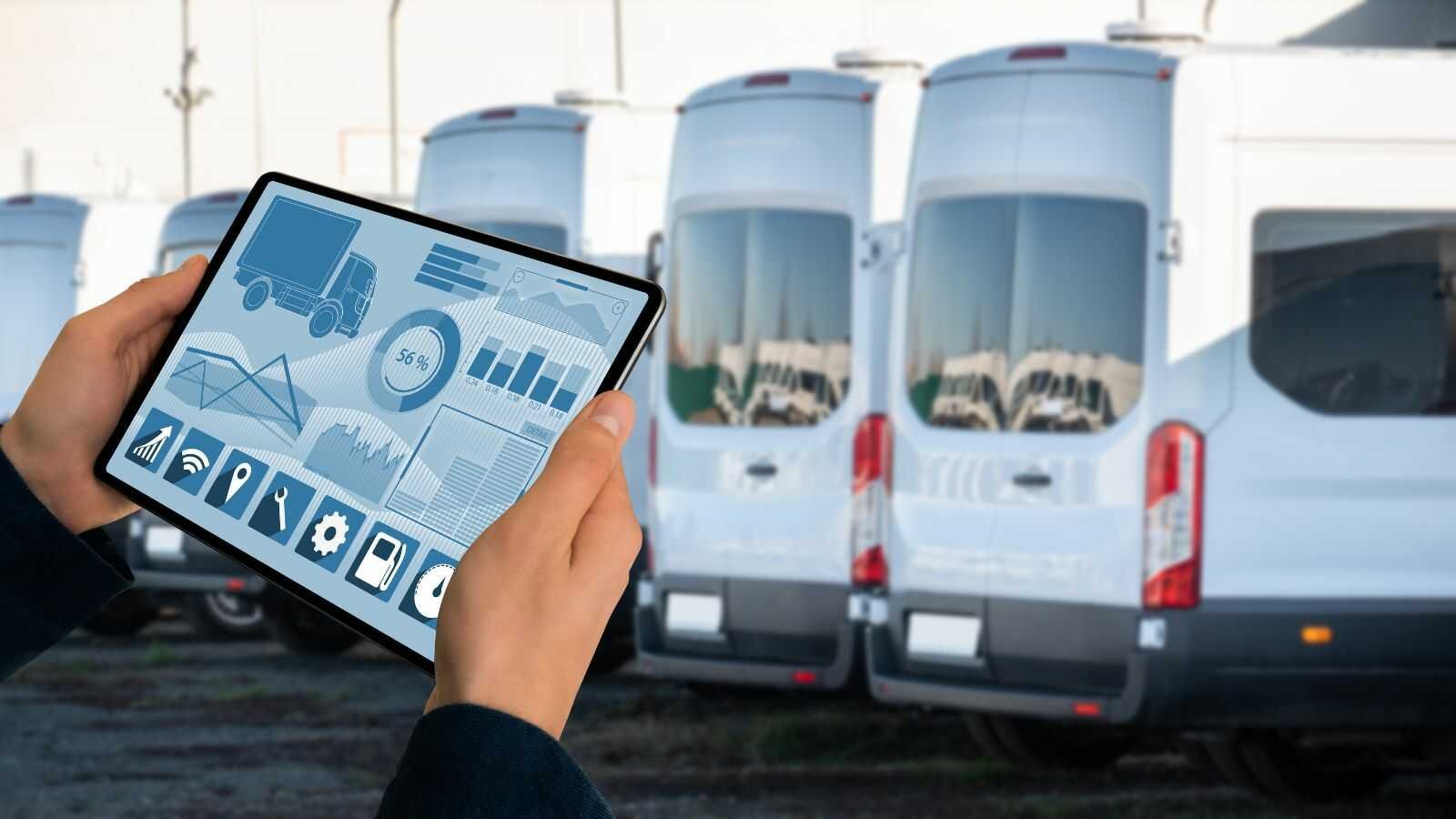 Vier bestelwagens van bouwbedrijf naast elkaar geparkeerd op terrein, illustratie vlootpolis