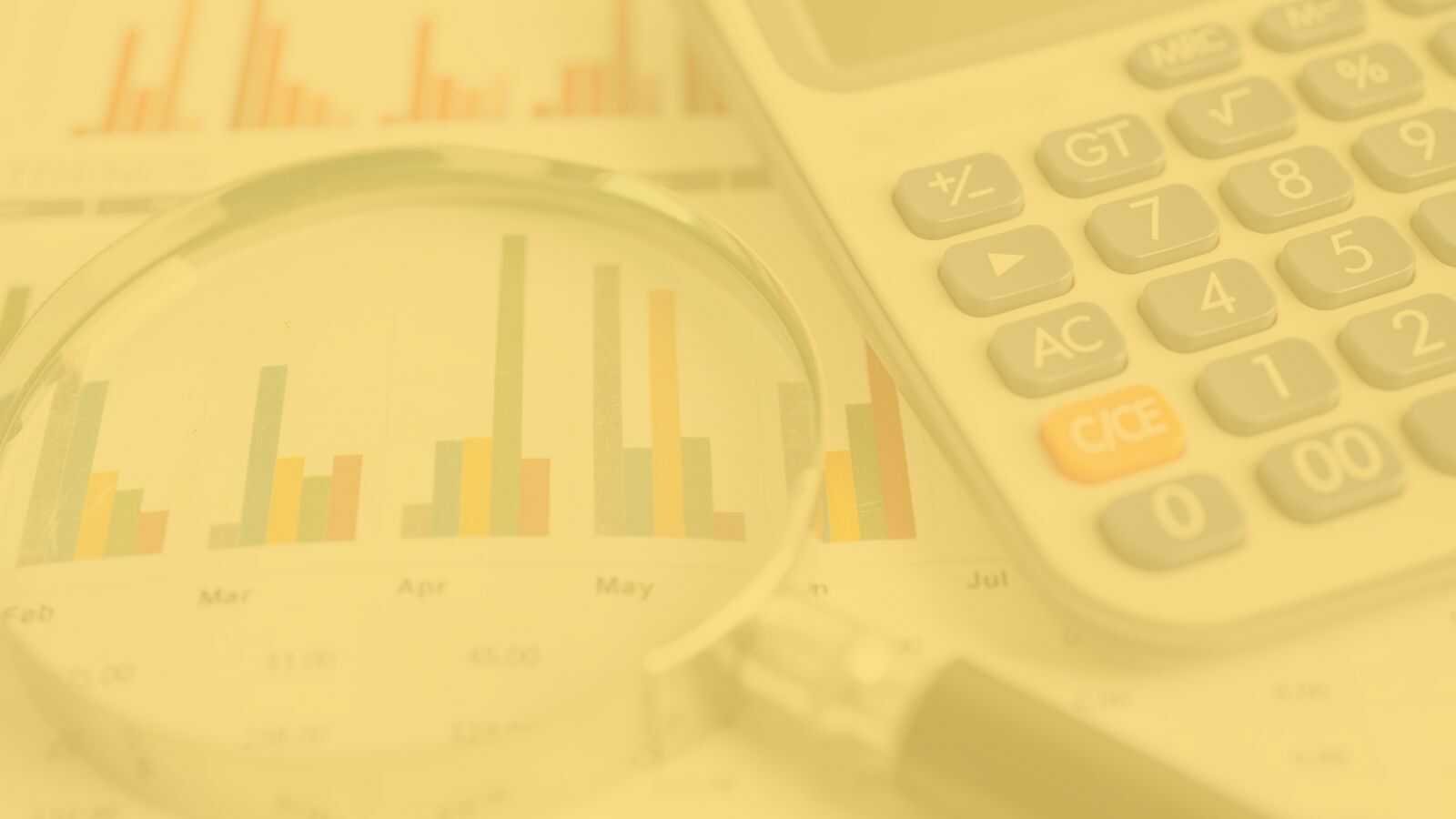 Bouwondernemer en boekhouder bekijken samen verzekeringsfacturen voor fiscale aftrek