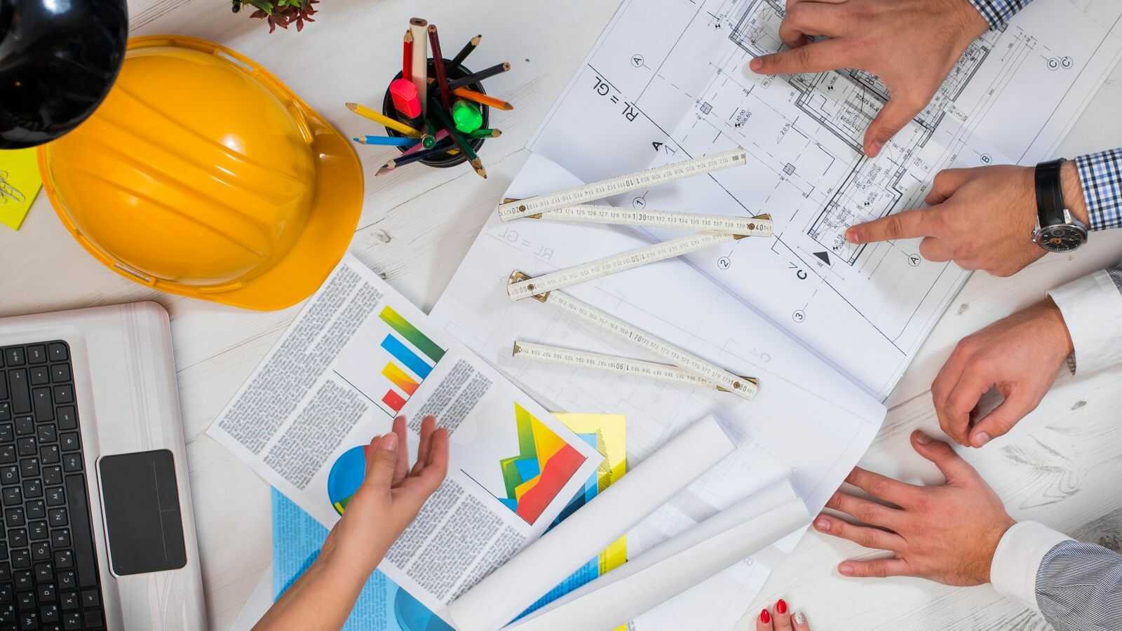 Bouwondernemer en makelaar bekijken polissen samen, illustratie verzekering optimaliseren