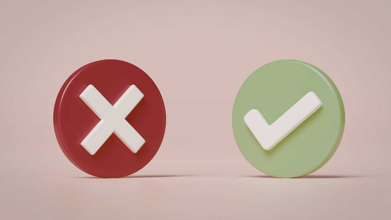 Aannemer bekijkt verzekeringspolis op kantoor, NACEBEL-code en premieberekening