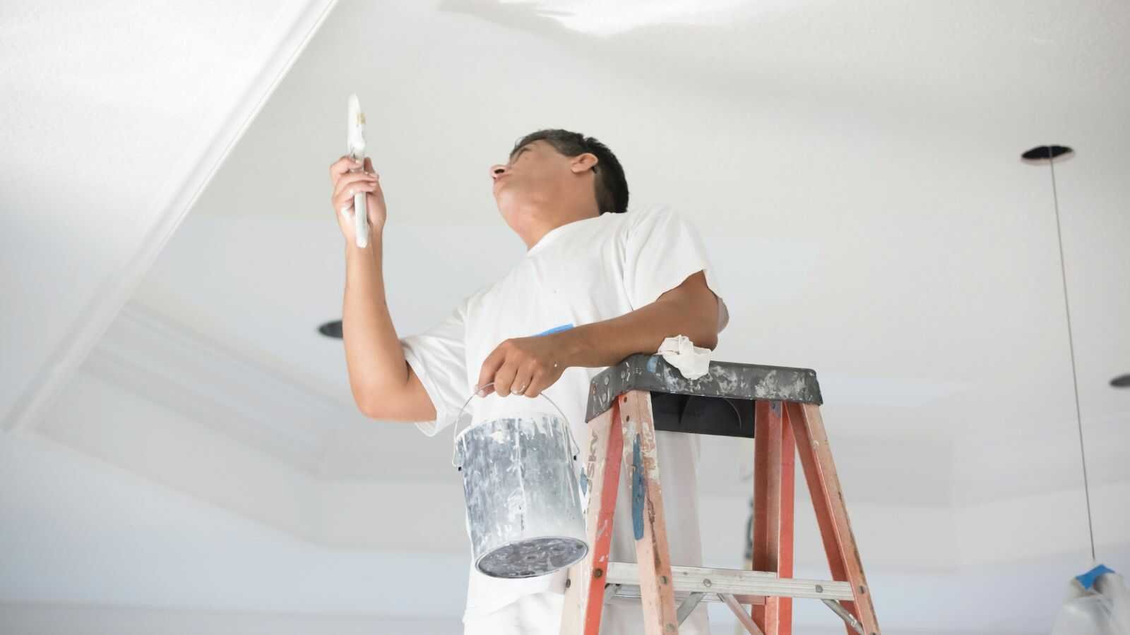Lekkage in plafond met loodgieter die schade vaststelt, illustratie schade na oplevering