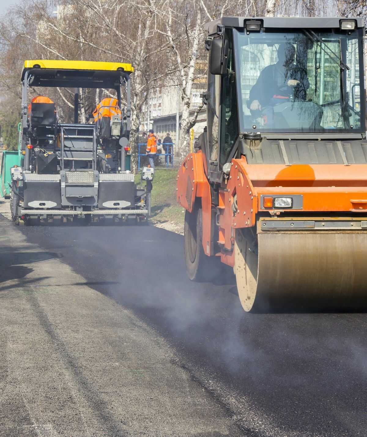 Asfalteerploeg die met een asfalteermachine een nieuw wegdek aanlegt