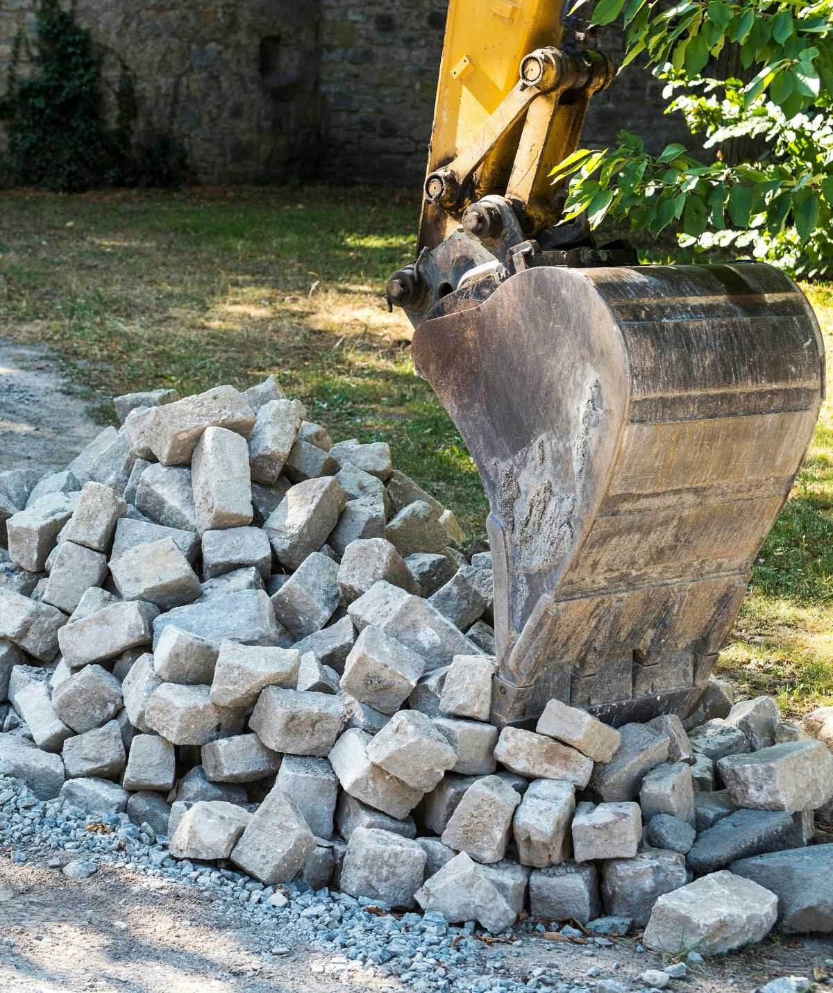 Bestrater die klinkers legt op een nieuwe oprit