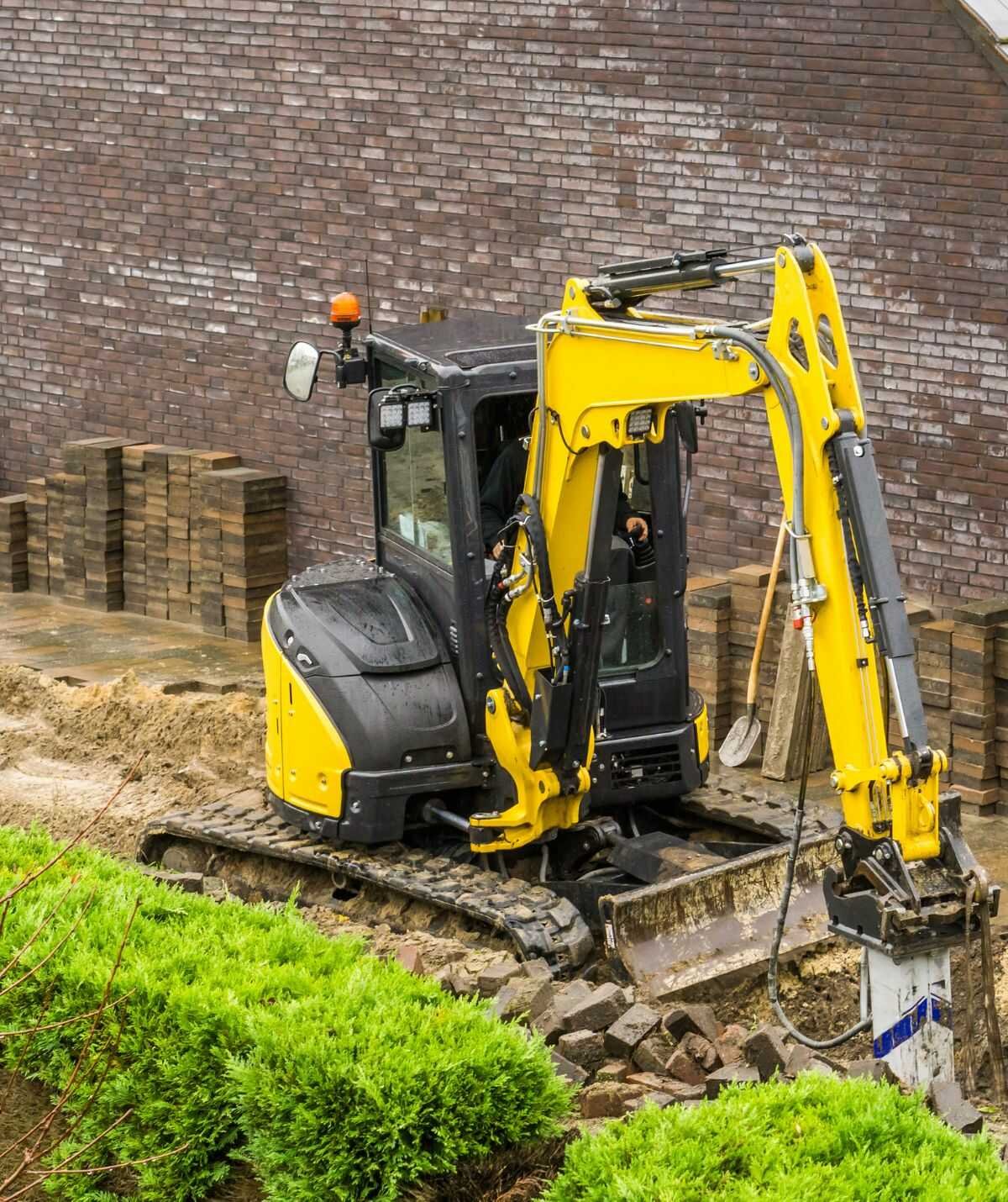Hovenier maait een gazon in een onderhouden tuin