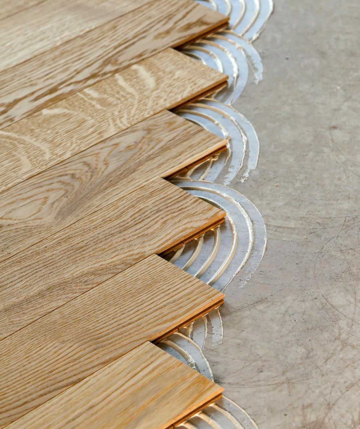 Parketzetter legt een houten vloer