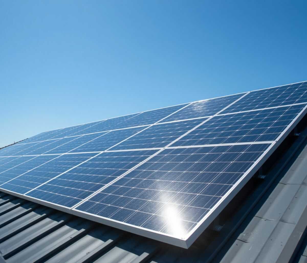 Installateur rondt een PV-installatie met omvormer af