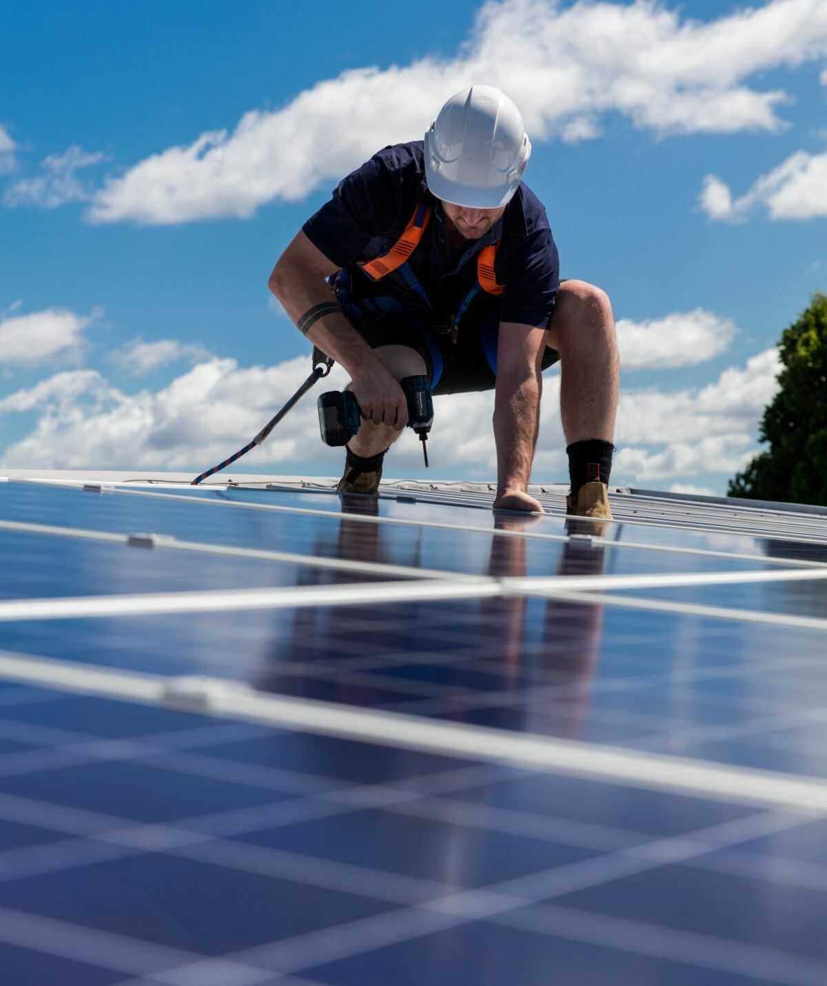 Installateur monteert zonnepanelen op een hellend dak