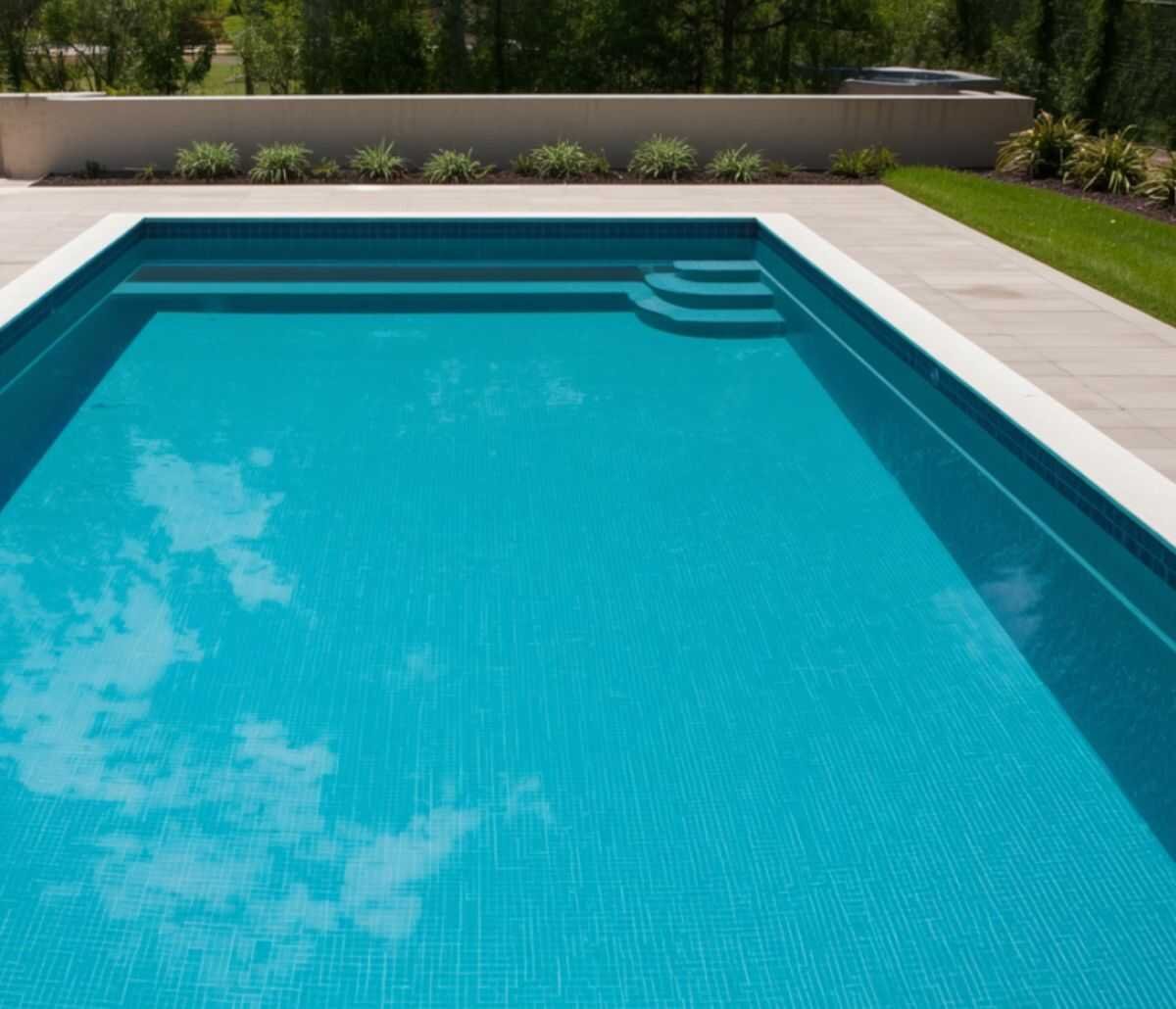 Zwembadinstallateur rondt de aanleg van een zwembad af