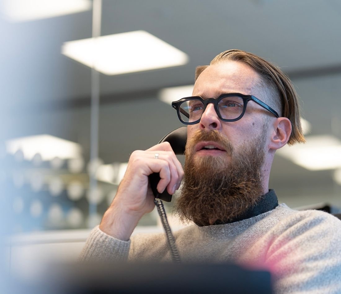 Assurman bouwverzekeringsadviseur aan de telefoon