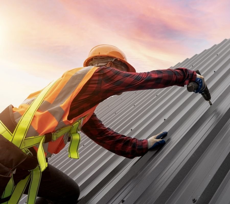 Dakwerker rondt een project af