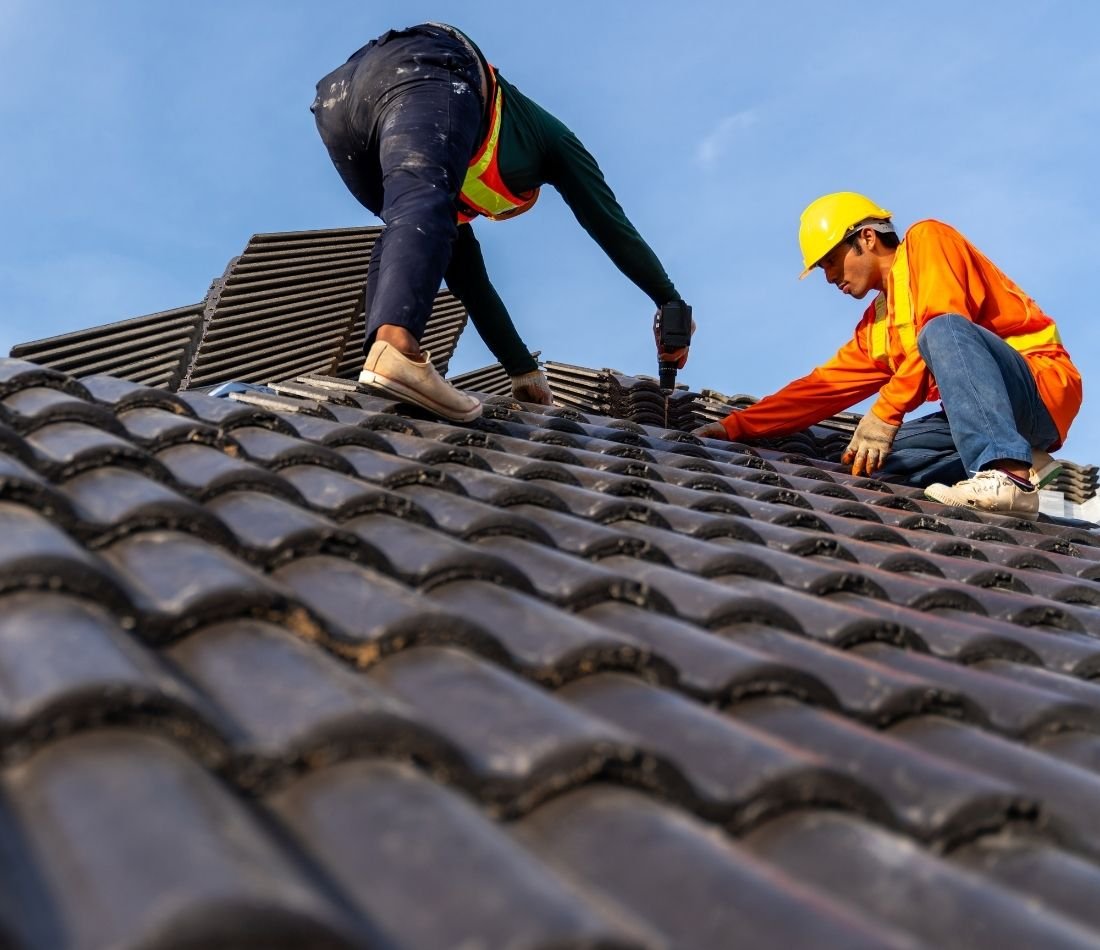 Dakwerker tijdens een werfcontrole