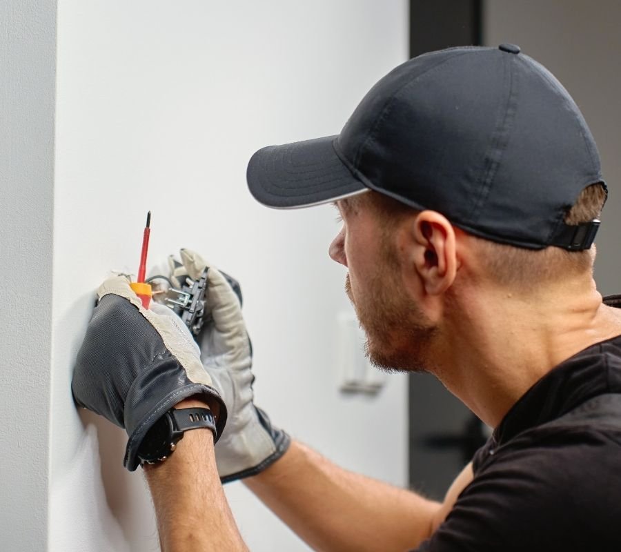 Elektricien op afgewerkte werf