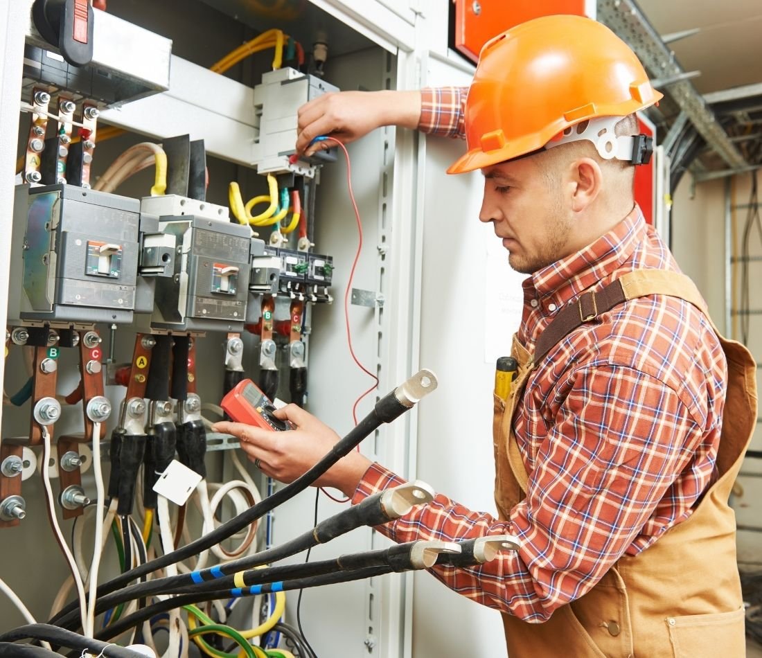 Elektricien controleert installatie
